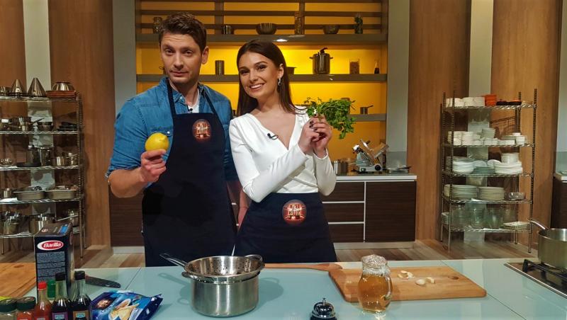 Vali Butnaru și Olivia Păunescu,  de la pupitrul de știri, în bucătăria ,,Chefi la cuțite”
