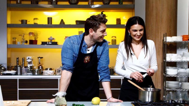 Vali Butnaru și Olivia Păunescu,  de la pupitrul de știri, în bucătăria ,,Chefi la cuțite”
