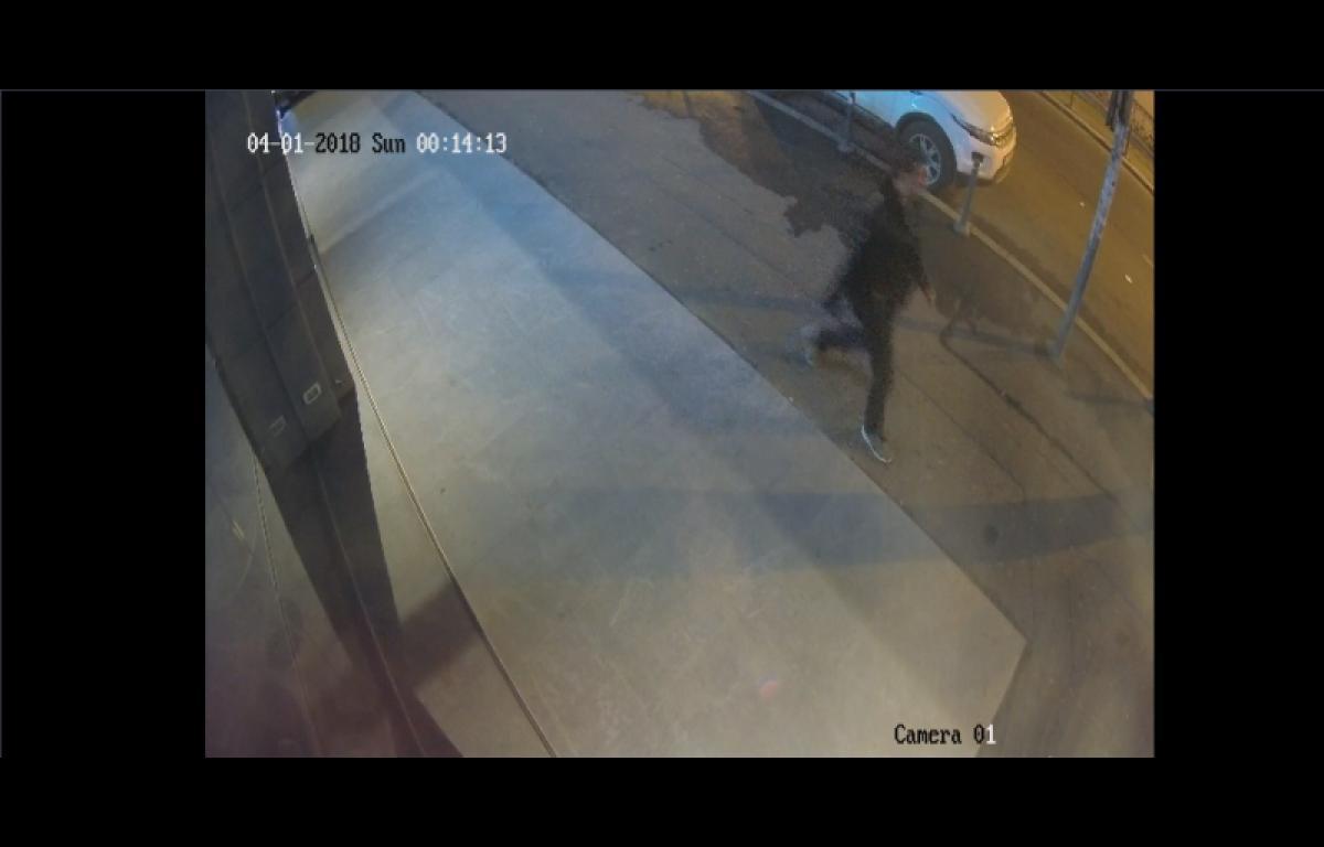 Au apărut primele imagini cu bărbatul care a incendiat cele opt mașini &icirc;n București! Poliția cere sprijin pentru a-l prinde pe piroman