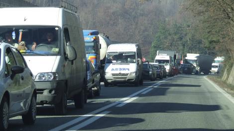 TRAFIC DE COŞMAR pe Valea Prahovei şi pe A1. Coloanele de maşini se întind pe kilometri. Recomandările Poliţiei Române!