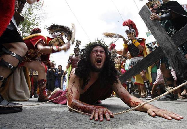 Cele mai bizare tradiții de Paște! Locurile din lume unde femeile sunt lovite cu nuiaua sau sunt udate cu apă rece