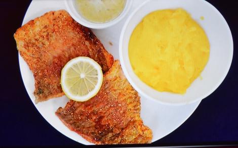 Pește prăjit cu usturoi si mamaligă. Pe cât de simplu pe atât de apetisant și de nerefuzat!