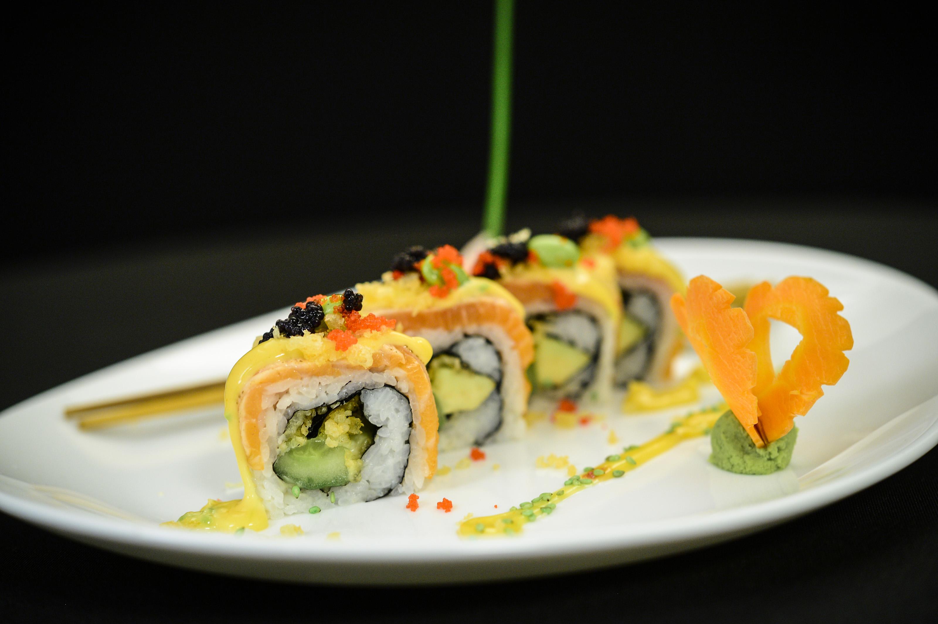 Sushi japonez, sau rolă cu somon. Un preparat simplu, dar foarte aspectuos