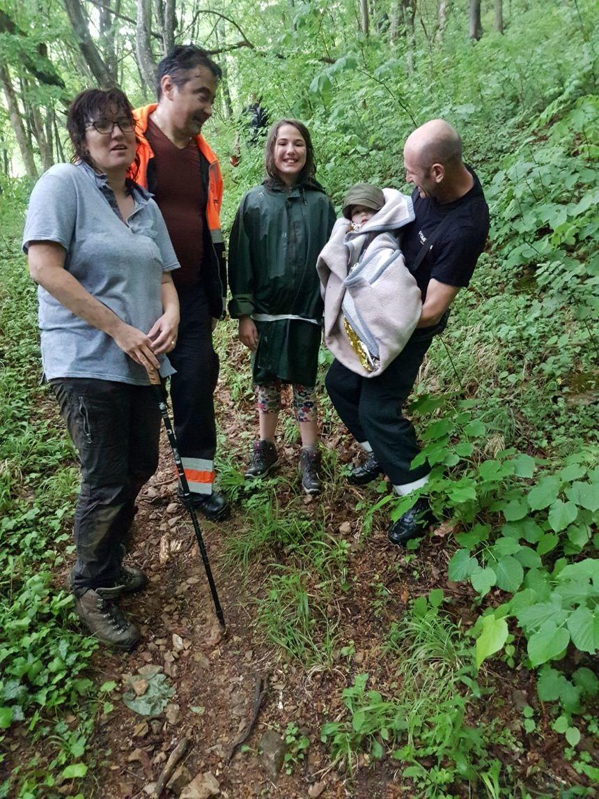 O mamă și copilul ei, &icirc;n v&acirc;rstă de numai un an și jumătate, s-au prăbușit &icirc;ntr-o r&acirc;pă de zece metri. Fetița de 11 ani, o eroină: "A dat dovadă de maturitate şi curaj"