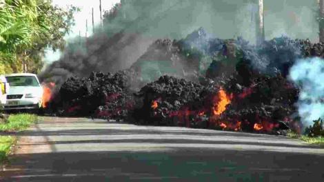 Momentul în care o maşină este înghiţită de lava unui vulcan, în Hawaii. Un locuitor speriat a filmat totul (VIDEO)