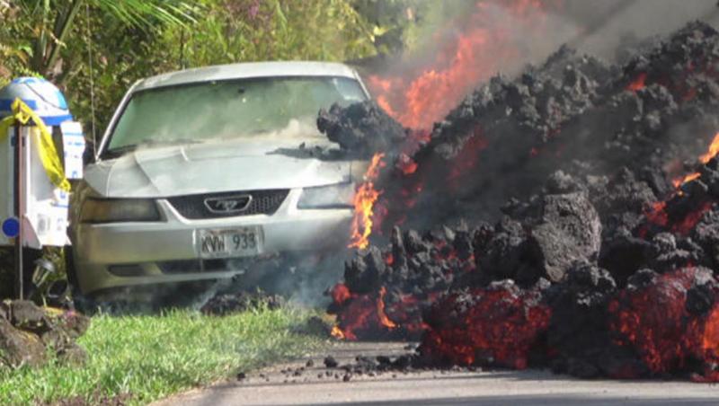 Momentul în care o maşină este înghiţită de lava unui vulcan, în Hawaii. Un locuitor speriat a filmat totul (VIDEO)