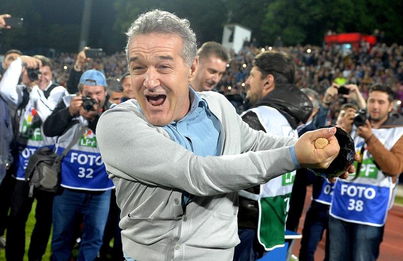 Se &icirc;nt&acirc;mplă &icirc;n fotbalul mioritic! Gigi Becali dă cărțile pe față și spune cum făcea schimbările la FCSB ...din pușcărie!