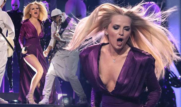 Imaginile care au făcut &icirc;nconjurul lumii! Cristina Caramarcu, gafă vestimentară pe scena de la Eurovision! C&acirc;ntăreața s-a aplecat și s-a văzut tot!