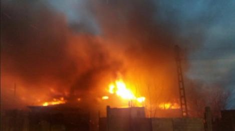 Incendiu de proporţii în București. Case cuprinse de flăcări, lumea evacuată rapid! 100 de pompieri prezenți la fața locului