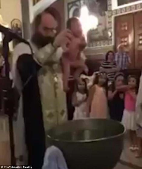 Imagini teribile surprinse la un botez! Un bebeluș, bruscat de preot, sub privirile înspăimântate ale părinților: ”Nu a fost botez, e tentativă de omor!”