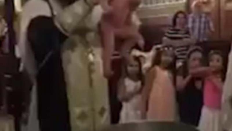 Imagini teribile surprinse la un botez! Un bebeluș, bruscat de preot, sub privirile înspăimântate ale părinților: ”Nu a fost botez, e tentativă de omor!”