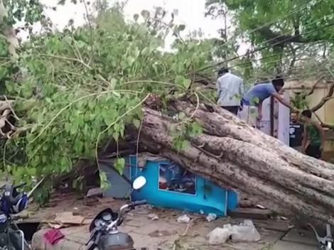 Vremea a luat-o razna! Cel puţin 41 de morţi în urma unor furtuni puternice produse în India! Oamenii, avertizați să nu iasă din case pentru trei zile!