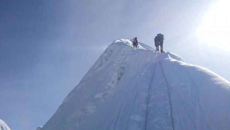Un iubitor de munte, ale cărui picioare au fost amputate, a ajuns pe Everest! Acum 40 de ani, era să moară din cauza degerăturilor, dar la 70 de primăveri, și-a văzut visul cu ochii!