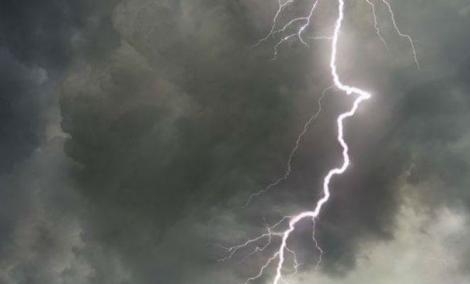 Avertisment de ULTIMĂ ORĂ de la meteorologi: COD GALBEN de furtuni în 23 de judeţe. Când vine prăpădul