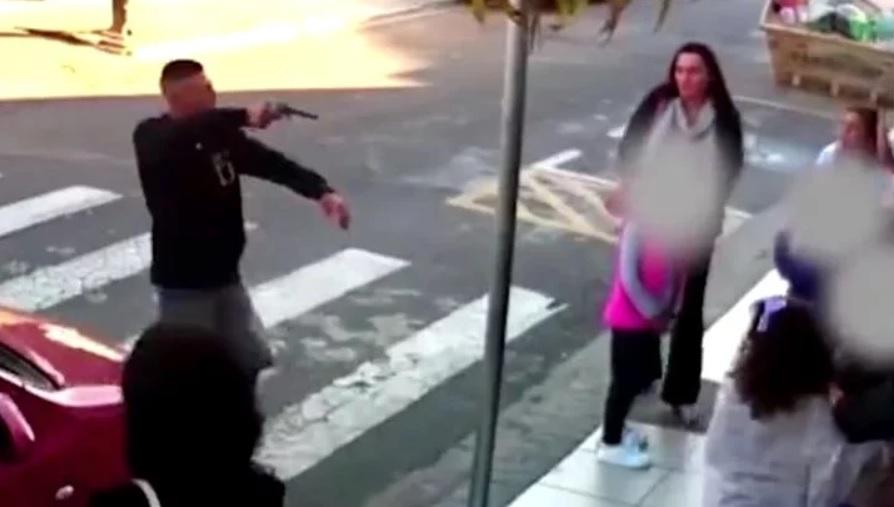 Imagini INTERZISE PERSOANELOR slabe de &icirc;nger! Un bărbat a intrat cu UN PISTOL &icirc;ntr-o școală! Ce a urmat este ȘOCANT!