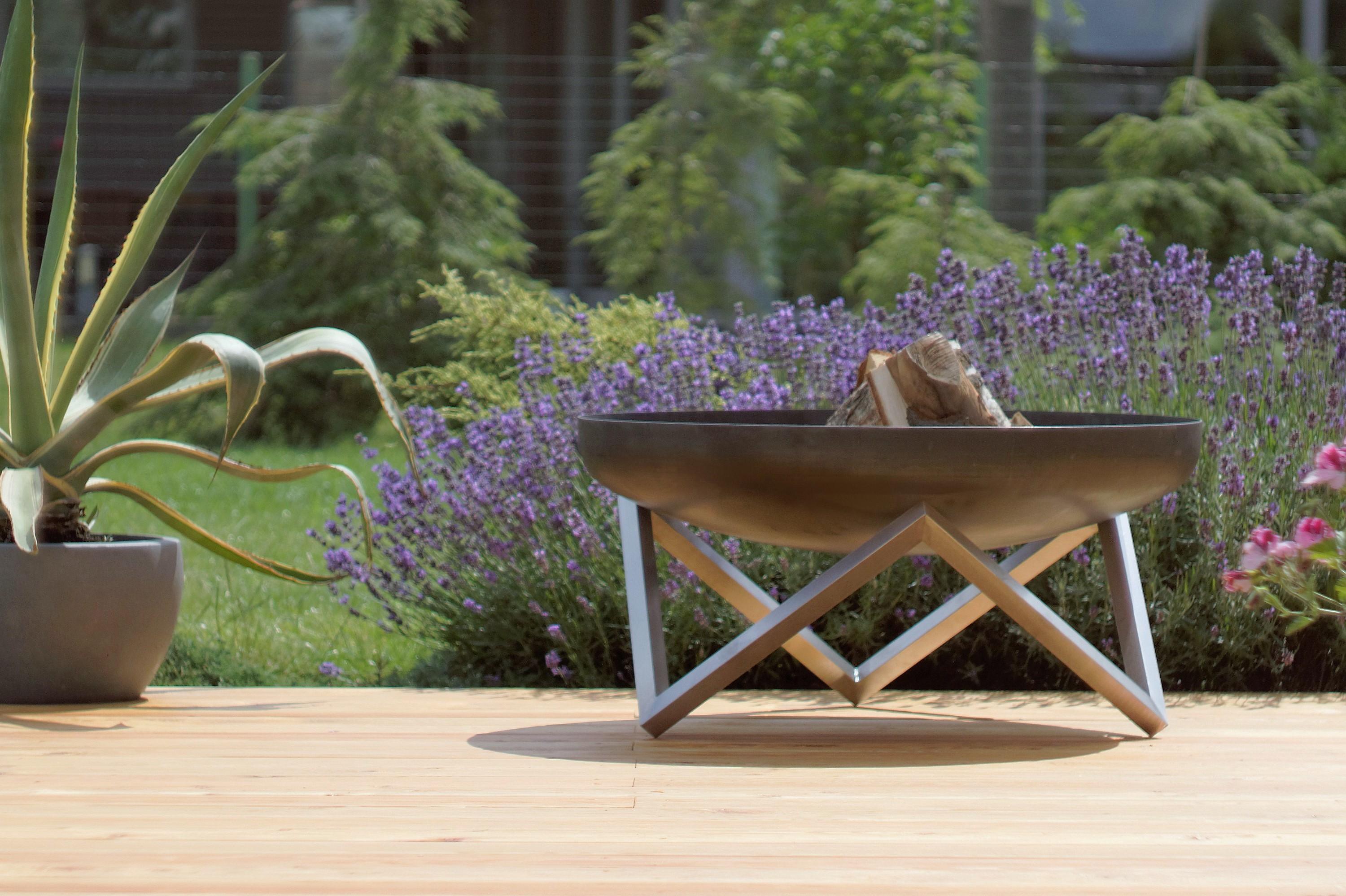 FIRE PIT-urile, noul trend &icirc;n grădinile cu stil ale rom&acirc;nilor