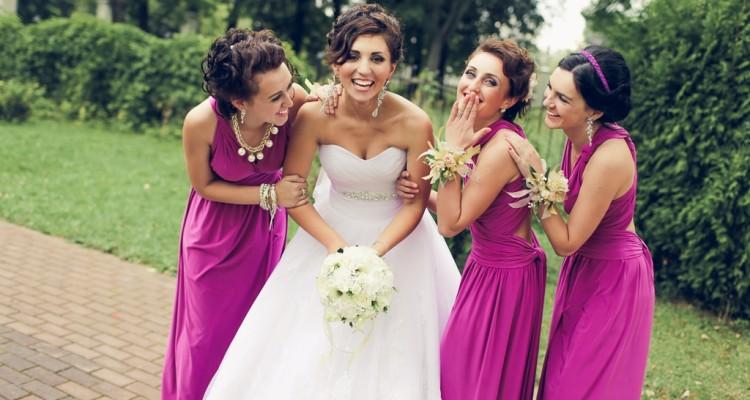 De ce domnișoarele de onoare se &icirc;mbracă la fel. Cum a apărut obiceiul?! Nu, nu e vorba de a da bine &icirc;n albumul de nuntă!