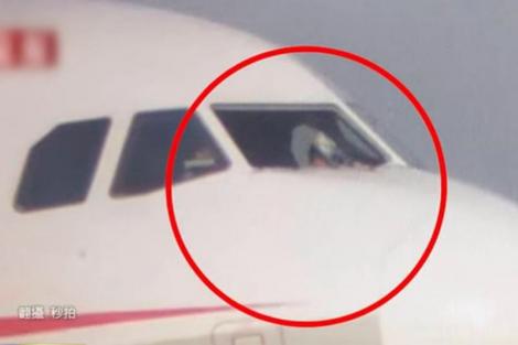 Detalii înfiorătoare! Copilotul avionului al cărui parbriz s-a spart în zbor a fost "aspirat" în afara aeronavei: "Nu mai funcţiona aproape nimic"