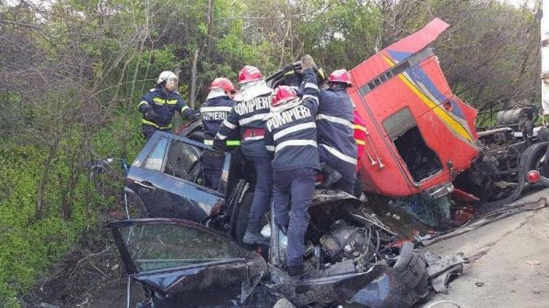 Accident CUMPLIT, &icirc;n urmă cu puțin timp: TREI MORȚI. Un copil se afla &icirc;n mașină!