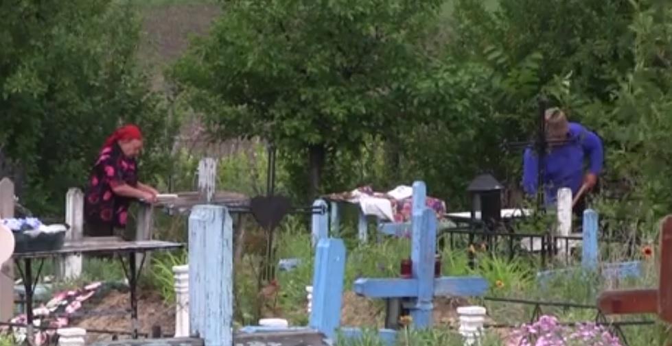 Oamenii nu mai au curaj nici măcar să aprindă o lum&acirc;nare la mormintele celor dragi. Cimitirul dintr-un sat vasluian care &icirc;i &icirc;ngrozește pe enoriași!