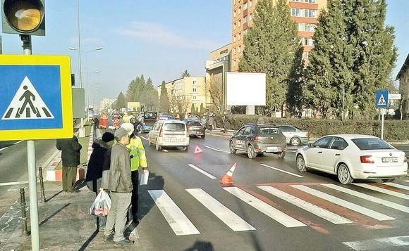 Accident teribil! O femeie și fiica ei, spulberate pe trecerea de pietoni! Micuța de trei ani a fost preluată de un elicopter SMURD