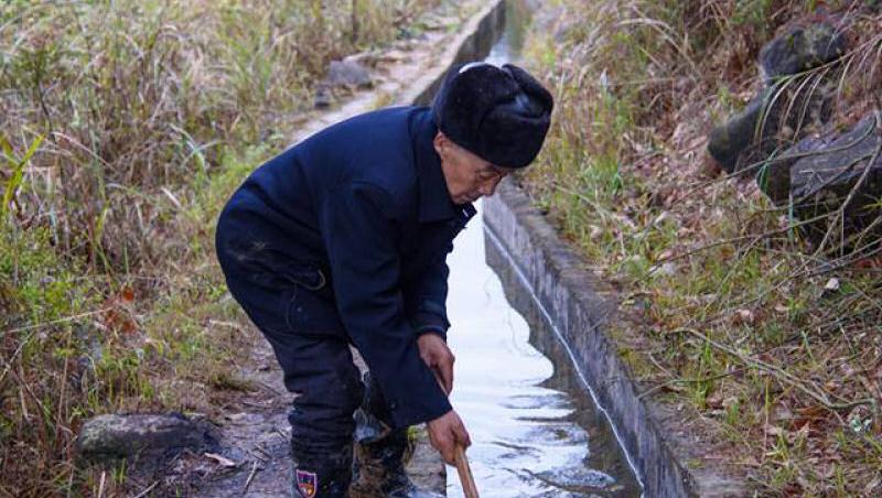 Picătura chinezească! Huang Dafa a construit, singur, un canal de 10 kilometri pentru a aduce apă potabilă în sat! A spart trei munți și i-a luat 36 de ani!!!