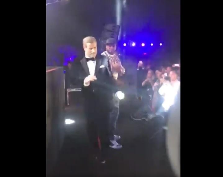 Nu l-ai mai văzut aşa din "GREASE"! Dovada clară că John Travolta nu şi-a pierdut mişcările. VIDEO VIRAL cu actorul dans&acirc;nd alături de 50 Cent!