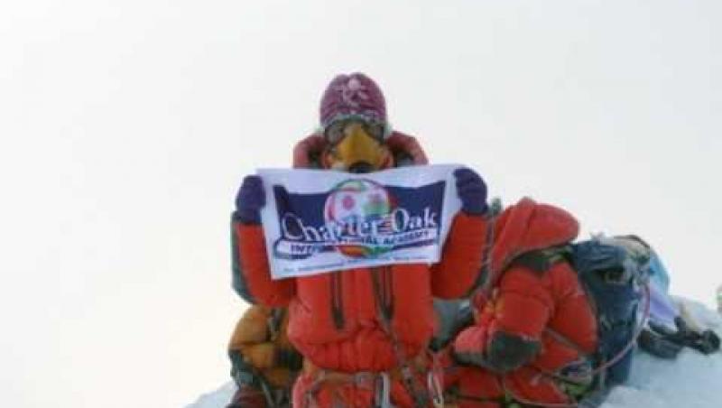 A ajuns pe ''acoperişul lumii''! O casieră dintr-un supermarket din Statele Unite, care a urcat de nouă ori pe Everest, a stabilit un nou record: 