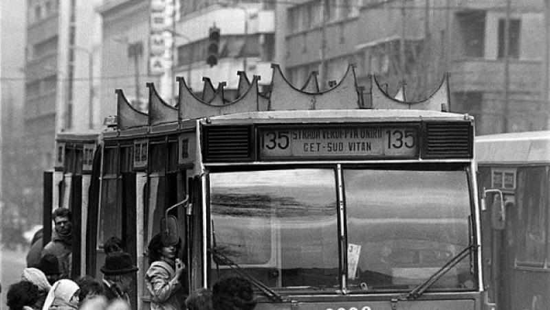GALERIE FOTO. La Ceaușescu acasă. Imagini nedifuzate până acum din România comunistă: cozi la carne, omor pe tramvaie, revoluție la metrou