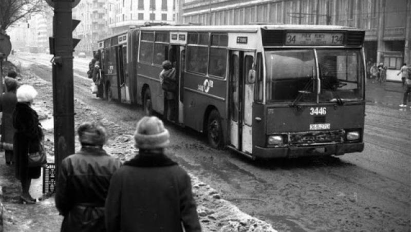 GALERIE FOTO. La Ceaușescu acasă. Imagini nedifuzate până acum din România comunistă: cozi la carne, omor pe tramvaie, revoluție la metrou
