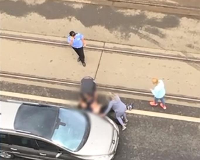 Scandal uriaș &icirc;n traficul bucureștean! Un șofer a scos cuțitul și a atacat (VIDEO)