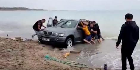 Șoferul teribilist care a rămas blocat cu mașina pe plajă, în Vama Veche, a fost identificat! Polițiștii l-au amendat cu 10.000 de lei