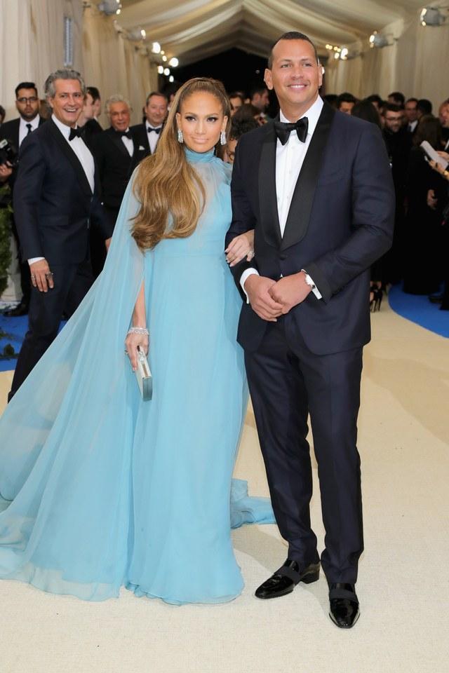 Jennifer Lopez, dezvăluiri incendiare despre prima &icirc;nt&acirc;lnire cu Alex Rodriguez! Ce i-a scris partenerul ei atunci c&acirc;nd au ieșit &icirc;n oraș: &rdquo;Da, mi-a trimis SMS de la baie! Era prea timid!&rdquo;