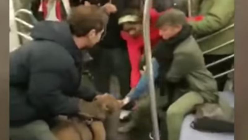 Femeie, atacată de un pitbull, în metrou! Imaginile șocante au fost surprinse de ceilalți călători, îngroziți de moment (VIDEO)
