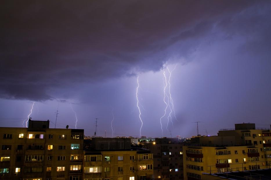PROGNOZA METEO pentru TOATĂ SĂPTĂM&Acirc;NA. Ce se va &icirc;nt&acirc;mpla cu VREMEA, p&acirc;nă DUMINICĂ: Averse, descărcări electrice și grindină