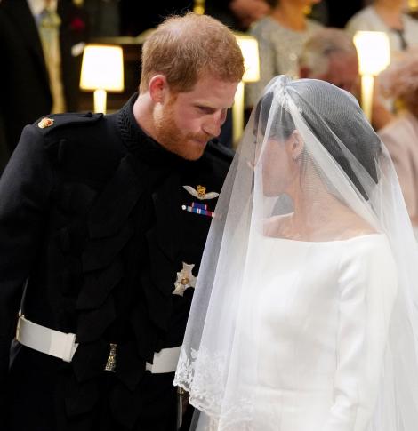 Puţini sunt cei care şi-au dat seama. Ce a spus Prinţul Harry când şi-a văzut soţia în rochie de mireasă. Regina nu credea că o să audă aşa ceva vreodată!