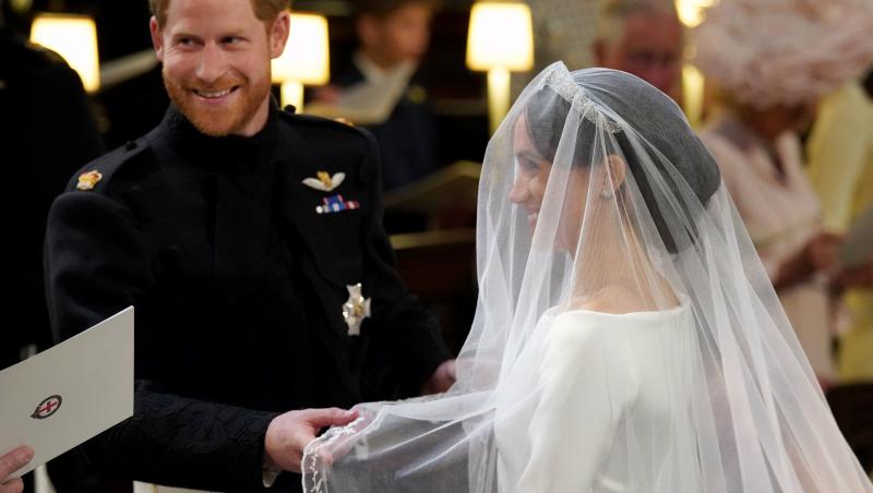 Puţini sunt cei care şi-au dat seama. Ce a spus Prinţul Harry când şi-a văzut soţia în rochie de mireasă. Regina nu credea că o să audă aşa ceva vreodată!