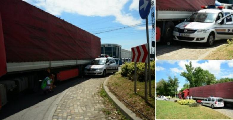 Polițist de 25 de ani, călcat de TIR, &icirc;ntr-un sens giratoriu. A fost prins &icirc;ntre camion și mașina de poliție