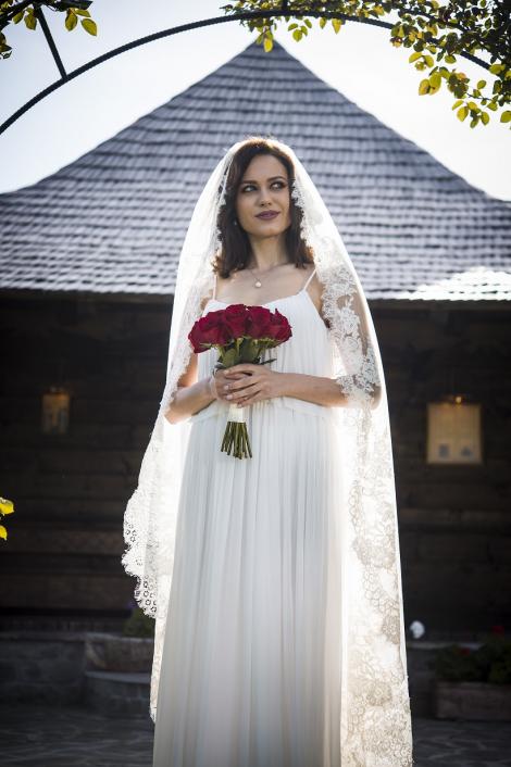 Episod 19 “Fructul oprit” online - Sonia îmbracă rochia de mireasă și îl cere pe Alex în căsătorie: “Vrei să fii soțul meu în fața lui Dumnezeu?”