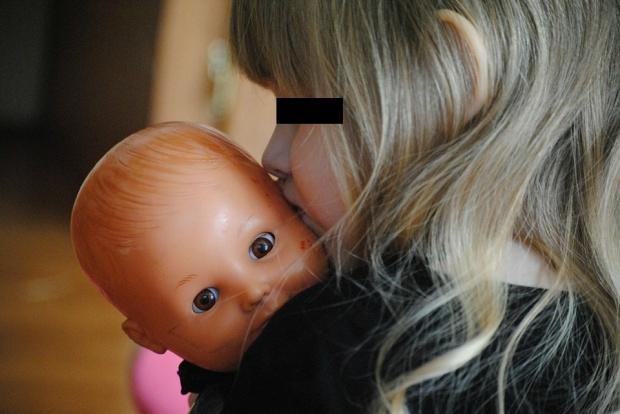 "Proaspăta mămică, elevă &icirc;n clasa a şasea, se uita la televizor. La desene animate. Fiica ei, de doar c&acirc;teva zile, dormea alături." Povestea fetiţei de 12 ani, care a născut o fetiţă