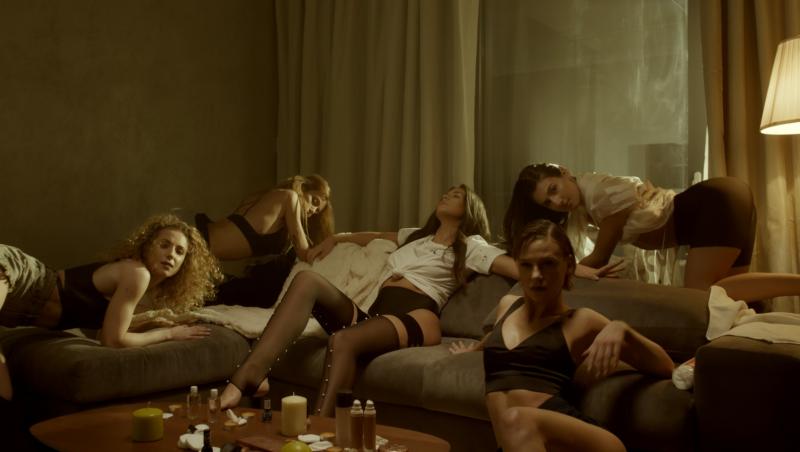 ANTONIA prezintă single-ul “Hotel Lounge”! Videoclipul piesei e MORTAL: Artista apare udă, în ipostaze incendiare
