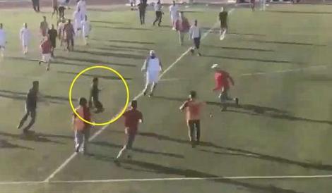 VIDEO: Imagini șocante din Londra. Un arbitru este bătut de jucătorii ambelor echipe. ”Cel mai grav atac văzut vreodată pe tărâm britanic”