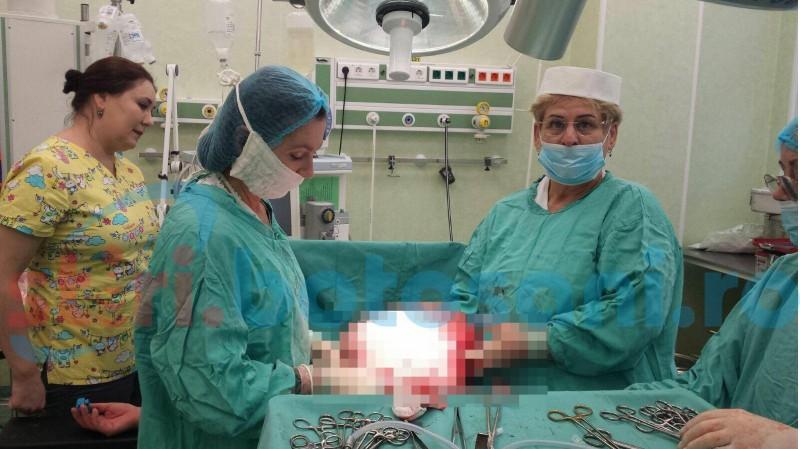 Caz uimitor &icirc;n Rom&acirc;nia! Un bebeluș s-a născut cu o turmoră gigant, iar medicii fac tot posibilul să-i salveze viața