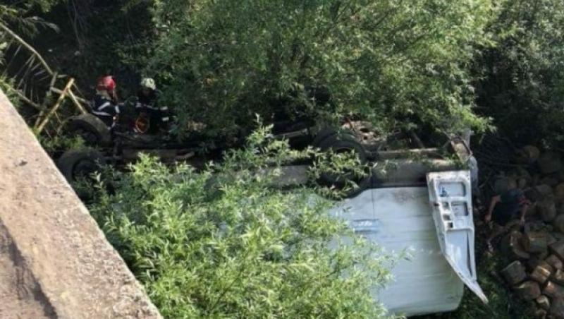 Camionetă căzută într-o râpă, la aproximativ cinci metri în gol! Un bărbat a murit. Medicii au cerut ajutorul elicopterului SMURD