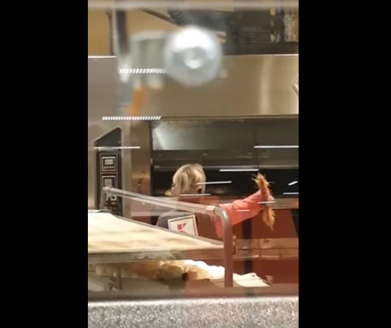 Produse de patiserie, &icirc;ntoarse cu mătură, &icirc;ntr-un supermarket. Imaginile au ajuns pe Facebook (VIDEO)