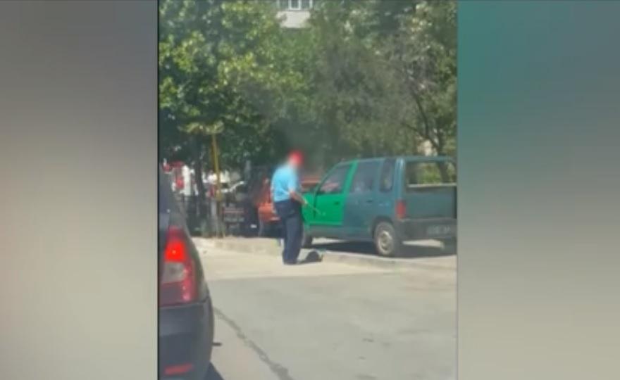 Nu există așa ceva! Un bărbat din Bucureşti și-a vopsit mașina cu.... trafaletul. A ieșit &icirc;n fața blocului și s-a apucat de treabă (VIDEO)