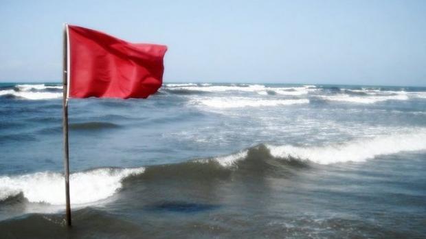 Marea &icirc;și ia, din nou, tributul! Bărbat venit &icirc;n vacanța de Rusalii pe litoral, &icirc;nghițit de valurile uriașe