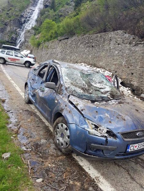 Ce a pățit șoferul care și-a văzut moartea cu ochii pe Transfăgărășan, după ce mașina i-a fost strivită de o avalanșă cu pietre