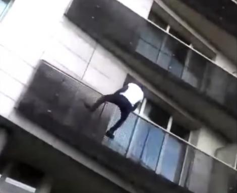 Parisul are un Spider Man propriu. Cum i-au transformat viața francezii unui imigrant ilegal pe care l-au numit erou
