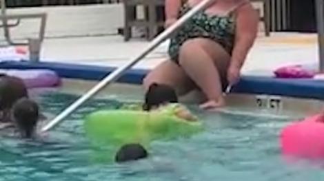 Gest dezgustător! Femeie, filmată în timp ce se epila în piscina unui hotel. Mai mulți copii au asistat la întreaga scenă: "S-a și tăiat!"